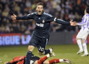 开云平台-塞维利亚的黄昏与巴黎的黎明，梅西如何用一脚弧线改写两个国家的足球叙事