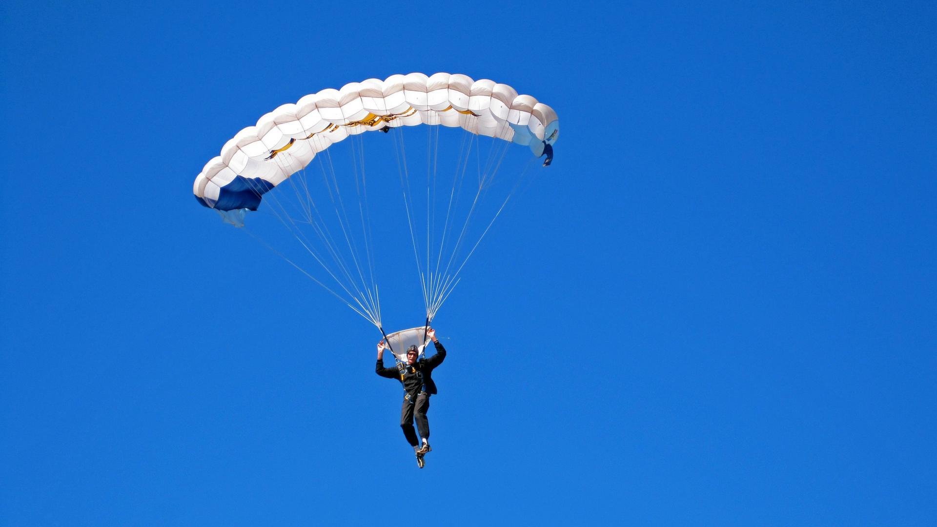 双城记，英超争冠烽火连天，纽约马刺赛场悲喜两重天